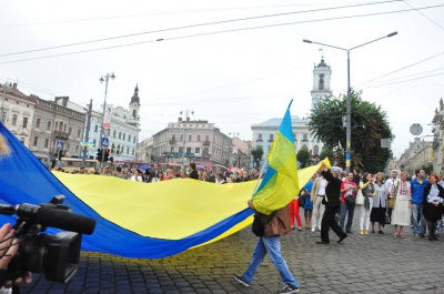 Державний прапор у Чернівцях піднімали діти загиблого бійця АТО (ФОТО)