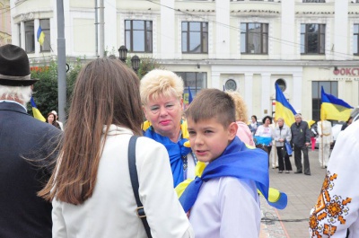 Державний прапор у Чернівцях піднімали діти загиблого бійця АТО (ФОТО)