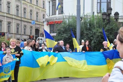 Державний прапор у Чернівцях піднімали діти загиблого бійця АТО (ФОТО)