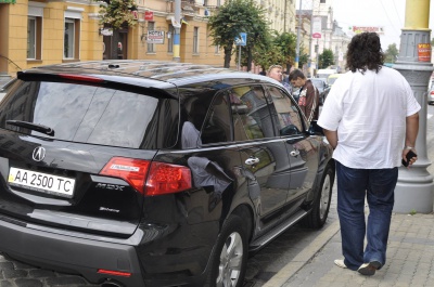 Іво Бобул замовив вишиванку від майстринь з Буковини