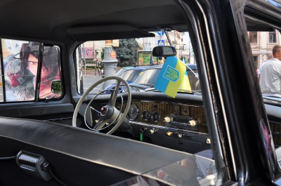 Машини з історією: на Центральній площі Чернівців - виставка ретро-автівок