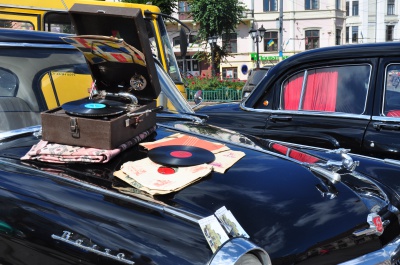 Машини з історією: на Центральній площі Чернівців - виставка ретро-автівок