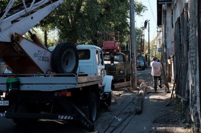 На вулиці у Чернівцях автокран збив кілька стовпів (ФОТО)