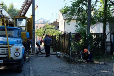 На вулиці у Чернівцях автокран збив кілька стовпів (ФОТО)