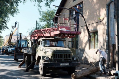 На вулиці у Чернівцях автокран збив кілька стовпів (ФОТО)