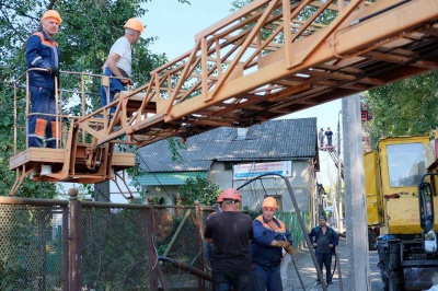 На вулиці у Чернівцях автокран збив кілька стовпів (ФОТО)