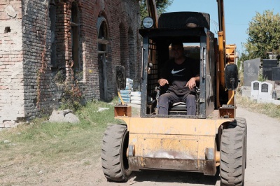 Волонтери з Німеччини прибирають кладовище у Чернівцях (ФОТО)