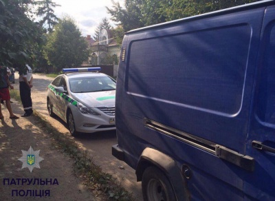 У Чернівцях поліція виявила автомобіль, переобладнаний під дистанційну АЗС