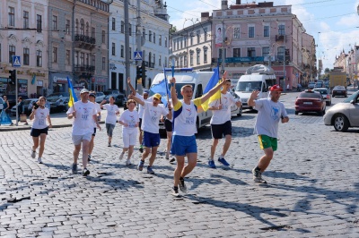 Легкоатлети пробіглися вулицями Чернівців у рамках естафети "Всесвітній біг заради гармонії" (ФОТО)