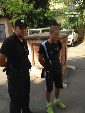 У центрі Чернівців місцевий житель допоміг затримати крадія, що перебував у розшуку