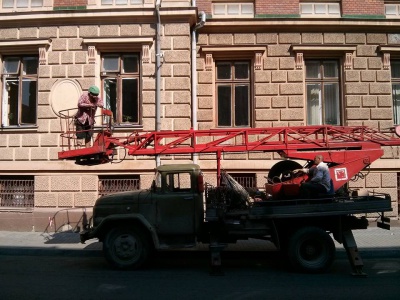 "Будинок з левами" в Чернівцях очистили від кондиціонерів