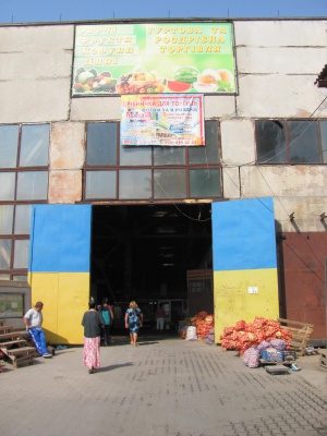 У Чернівцях з’явився "критий" базар: серед сміття і смороду торгують городиною (ФОТО)