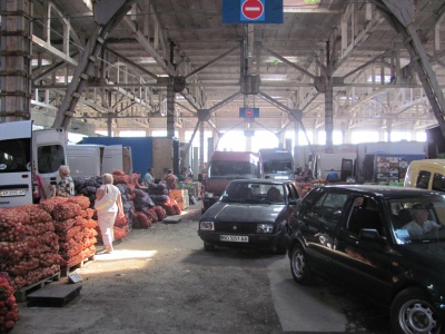У Чернівцях з’явився "критий" базар: серед сміття і смороду торгують городиною (ФОТО)