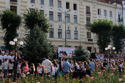 У центрі Чернівців відсвяткували 46-й день народження пісні "Червона рута" (ФОТО)