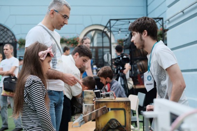 Роботи подають напої дітлахам: у дворику ратуші Чернівців розпочався «Start IT Fest»
