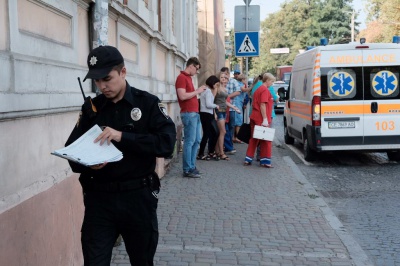 У центрі Чернівців джип збив на "зебрі" дівчину - у неї легка травма