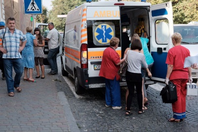 У центрі Чернівців джип збив на "зебрі" дівчину - у неї легка травма