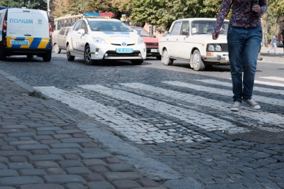 У центрі Чернівців джип збив на "зебрі" дівчину - у неї легка травма