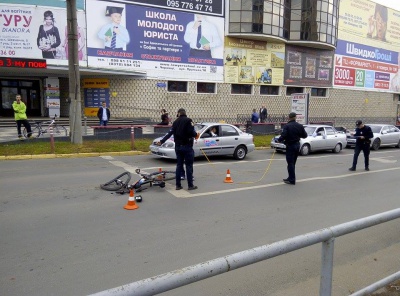 В Черновцах водитель сбил велосипедиста на пешеходном переходе и скрылся (фото)