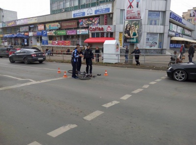 В Черновцах водитель сбил велосипедиста на пешеходном переходе и скрылся (фото)