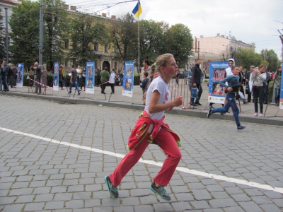 У Чернівцях бігли милю з візочками та собачками (ФОТО)