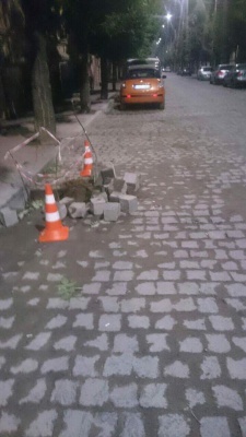 На вулиці Хмельницького у Чернівцях провалилася бруківка