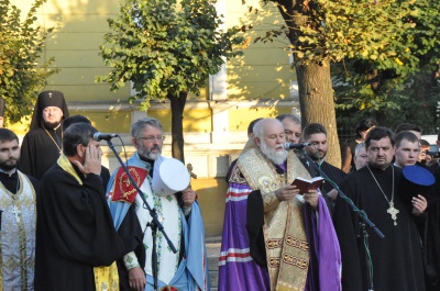 На Театральній площі молилися за мир і за Чернівці (ФОТО)