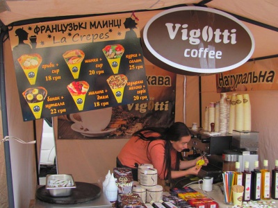 У Чернівцях на Центральній площі продають смаколики (ФОТО)