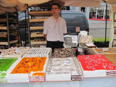 У Чернівцях на Центральній площі продають смаколики (ФОТО)