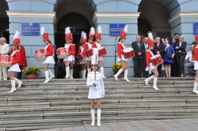 Офіційне відкриття Дня міста: «Марічку» зіграли поліцейська та медик (ФОТО)