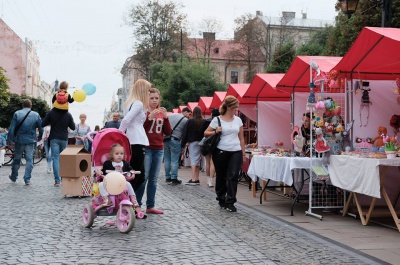 У Чернівцях на вулиці Кобилянської - східні танці і фітнес (ФОТО)