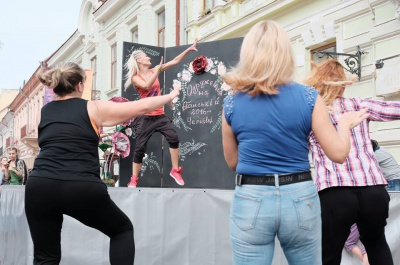 У Чернівцях на вулиці Кобилянської - східні танці і фітнес (ФОТО)