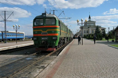 Потяг "Київ-Чернівці" збив на смерть чоловіка, що перебігав через колію