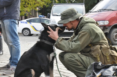 День захисника України: у центрі Чернівців на благодійній акції пригощали пловом (ФOТО)