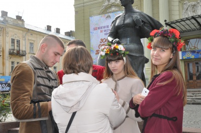 День захисника України: у центрі Чернівців на благодійній акції пригощали пловом (ФOТО)