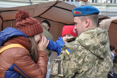 День захисника України: у центрі Чернівців на благодійній акції пригощали пловом (ФOТО)