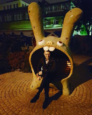 Яценюк розсмішив мережу, сфотографувавшись на лавочці у вигляді кролика (ФОТО)