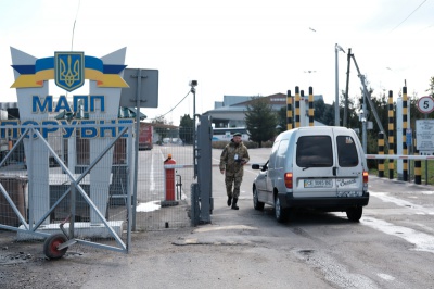 Рух легкових авто на "Порубному" пожвавився, вантажівки досі стоять у чергах