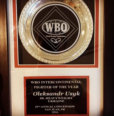 Усик став боксером року за версією WBO