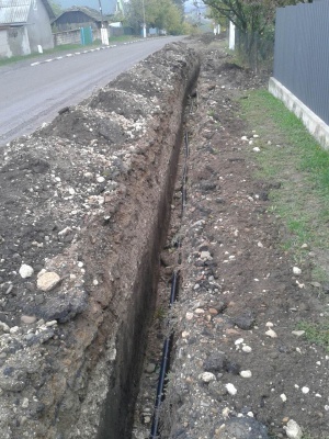 Селяни на Буковині власноруч встановили водопровід, довжиною понад кілометр