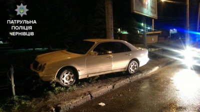 У Чернівцях п’яний на "Мерседесі" збив огорожу, втікаючи від поліції (ФОТО)
