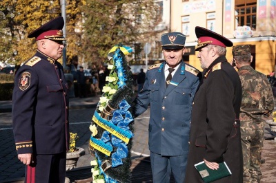 У Чернівцях поклали квіти до пам’ятника визволителям (ФОТО)