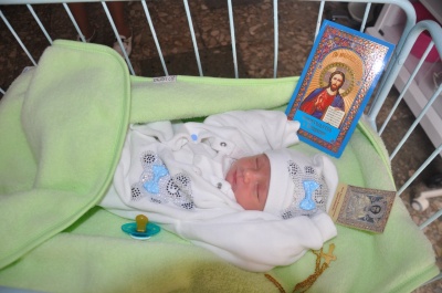 Немовля, яке підкинули в лікарню на Буковині, ще може забрати рідна мама