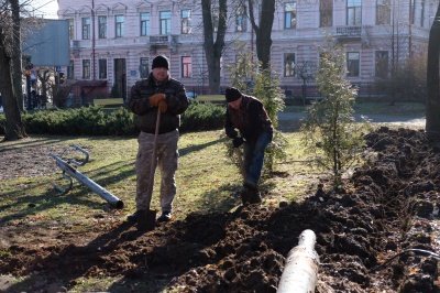 У сквері на Соборній площі Чернівців міняють систему освітлення (ФОТО)