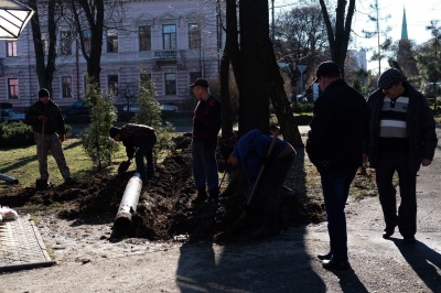 У сквері на Соборній площі Чернівців міняють систему освітлення (ФОТО)