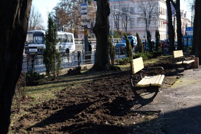 У сквері на Соборній площі Чернівців міняють систему освітлення (ФОТО)