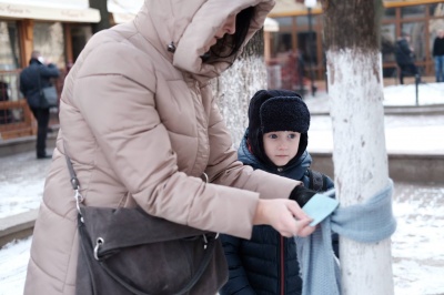 У Чернівцях школярі прикрасили дерева шарфами для тих, кому треба зігрітися (ФОТО)