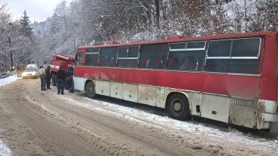 Пасажирський автобус Чернівці - Ужгород з'їхав у кювет (ФОТО)