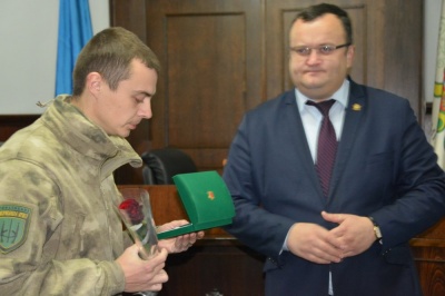Каспрук вручив трьом добровольцям медалі "На славу Чернівців"