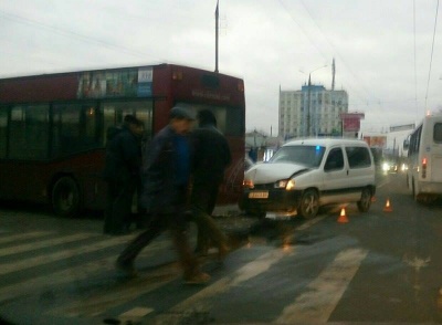 У Чернівцях зіштовхнулися автобус і легковик